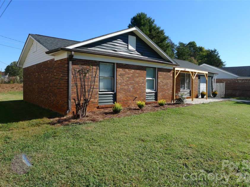 133 Windward Circle, Mocksville, NC 27028.  MLS# CAR4436625, YatesRealty ID 58278. 
