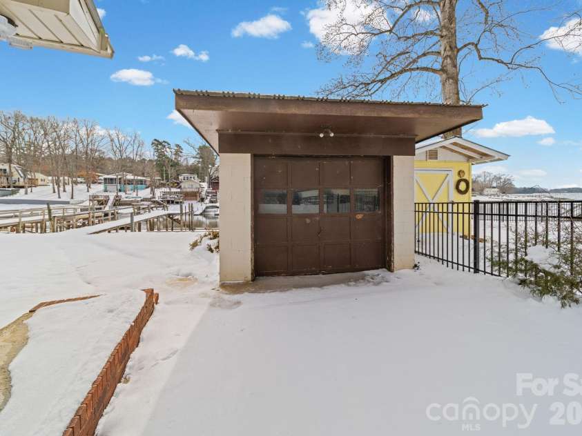 243 Shore Lane, Lexington, NC 27292.  MLS# CAR4343501, YatesRealty ID 58279. 