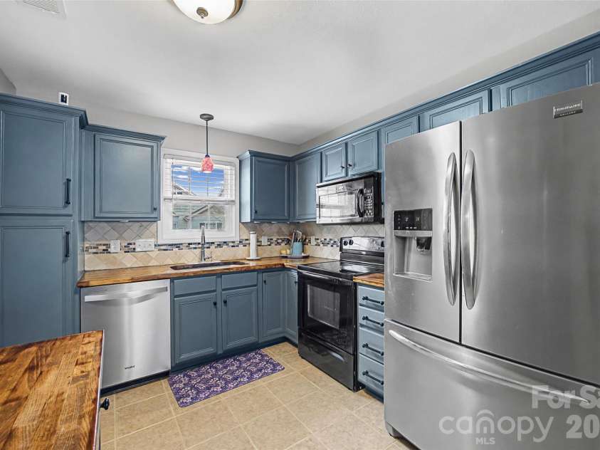 4913 Salera Lane, Fort Mill, SC 29707.  MLS# CAR4340458, YatesRealty ID 5828. DESIGNER KITCHEN!