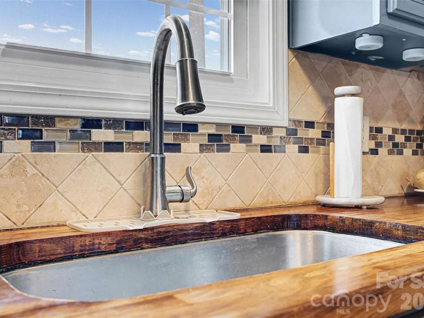 4913 Salera Lane, Fort Mill, SC 29707.  MLS# CAR4340458, YatesRealty ID 5828. LOVE THE DEEP SINK!