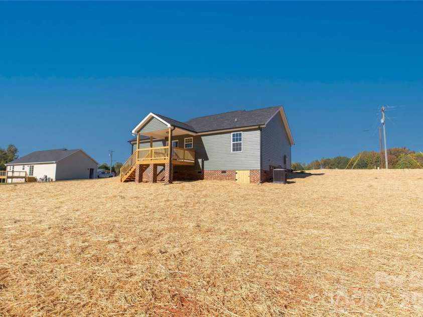201 Springlake Road, York, SC 29745.  MLS# CAR4437296, YatesRealty ID 58280. 
