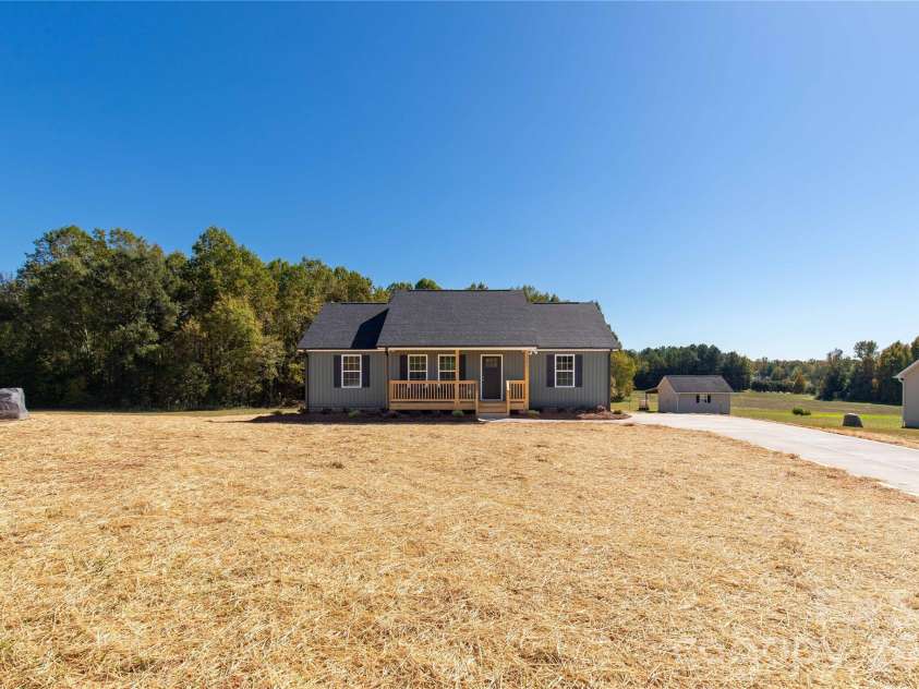 201 Springlake Road, York, SC 29745.  MLS# CAR4437296, YatesRealty ID 58280. 