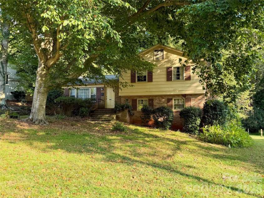 6207 Colchester Place, Charlotte, NC 28210.  MLS# CAR4435650, YatesRealty ID 58282. 