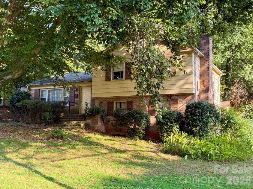 6207 Colchester Place, Charlotte, NC 28210.  MLS# CAR4435650, YatesRealty ID 58282. 