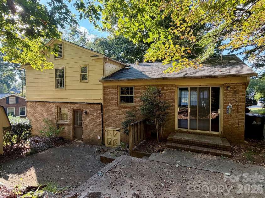 6207 Colchester Place, Charlotte, NC 28210.  MLS# CAR4435650, YatesRealty ID 58282. 