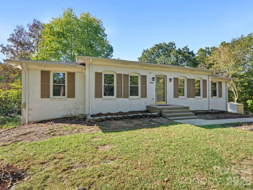 590 Crestmont Drive, Concord, NC 28025.  MLS# CAR4437299, YatesRealty ID 58284. 