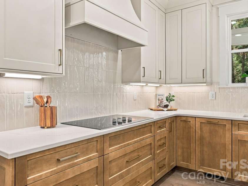 9140 Smith Road, Kannapolis, NC 28081.  MLS# CAR4437349, YatesRealty ID 58291. Cooktop