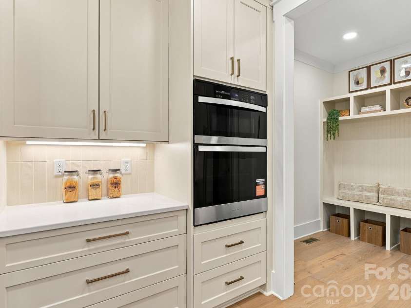 9140 Smith Road, Kannapolis, NC 28081.  MLS# CAR4437349, YatesRealty ID 58291. Oven