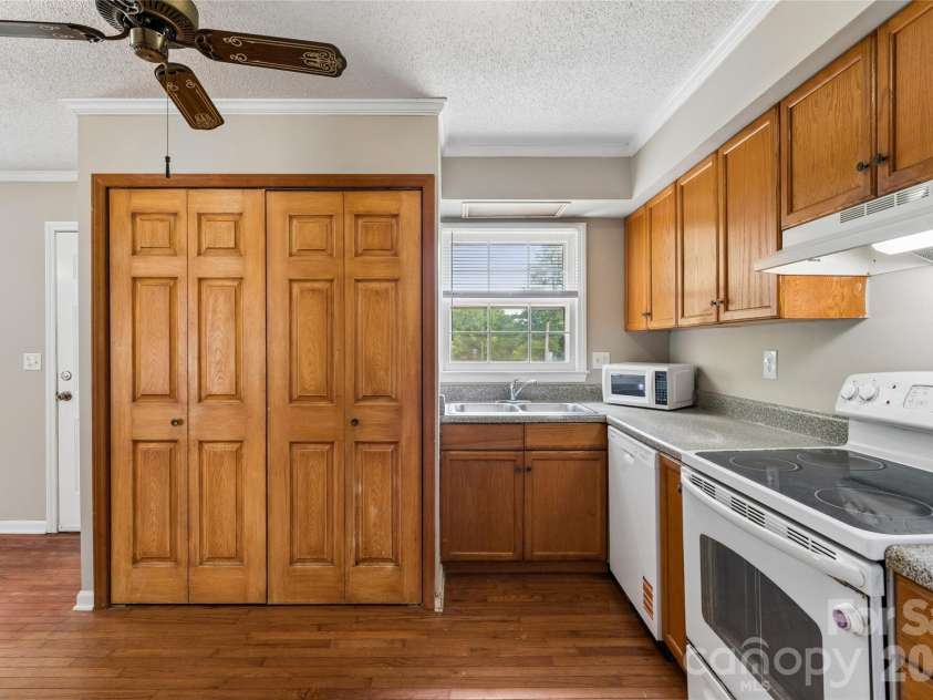 550 Englewood Street, Concord, NC 28025.  MLS# CAR4411776, YatesRealty ID 58299. 