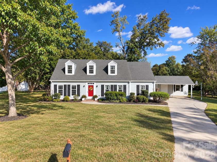 2004 Glouchester Circle, Charlotte, NC 28226.  MLS# CAR4436632, YatesRealty ID 58305. 