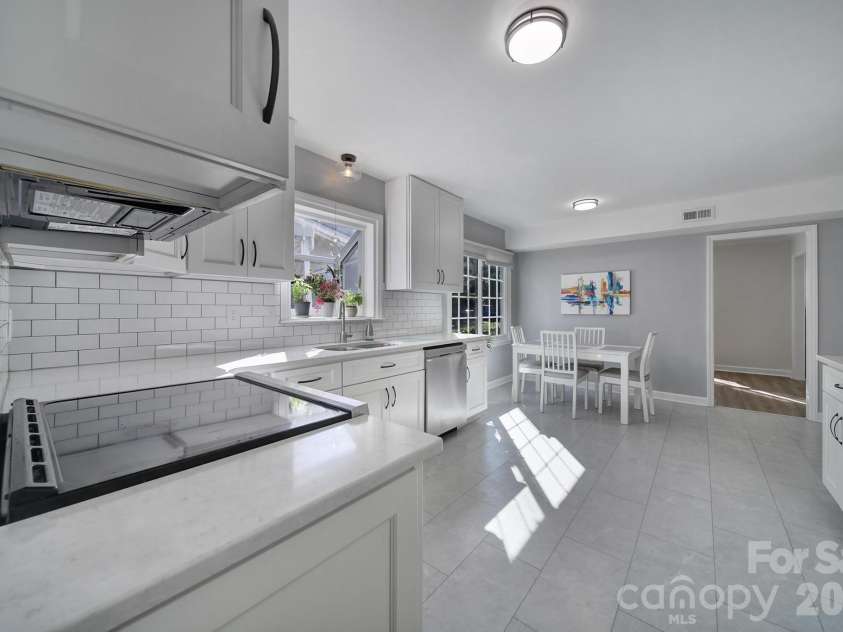 2004 Glouchester Circle, Charlotte, NC 28226.  MLS# CAR4436632, YatesRealty ID 58305. 