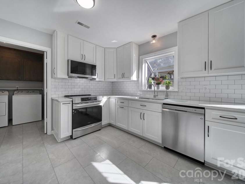 2004 Glouchester Circle, Charlotte, NC 28226.  MLS# CAR4436632, YatesRealty ID 58305. 