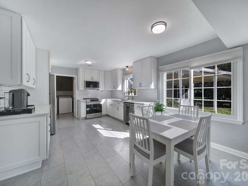 2004 Glouchester Circle, Charlotte, NC 28226.  MLS# CAR4436632, YatesRealty ID 58305. 