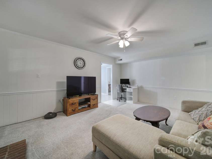 2004 Glouchester Circle, Charlotte, NC 28226.  MLS# CAR4436632, YatesRealty ID 58305. 