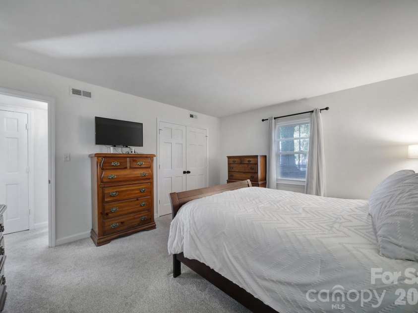 2004 Glouchester Circle, Charlotte, NC 28226.  MLS# CAR4436632, YatesRealty ID 58305. 