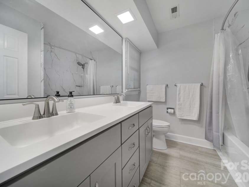 2004 Glouchester Circle, Charlotte, NC 28226.  MLS# CAR4436632, YatesRealty ID 58305. 