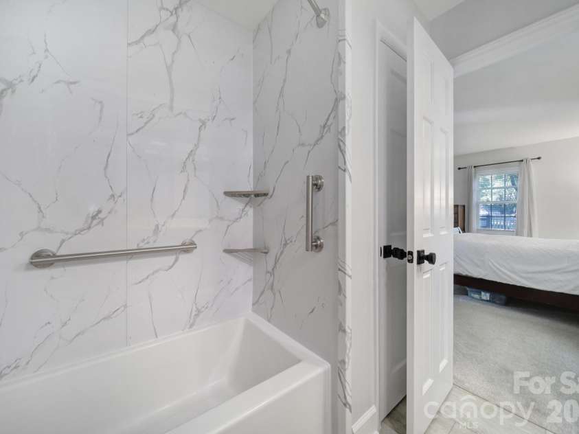 2004 Glouchester Circle, Charlotte, NC 28226.  MLS# CAR4436632, YatesRealty ID 58305. 