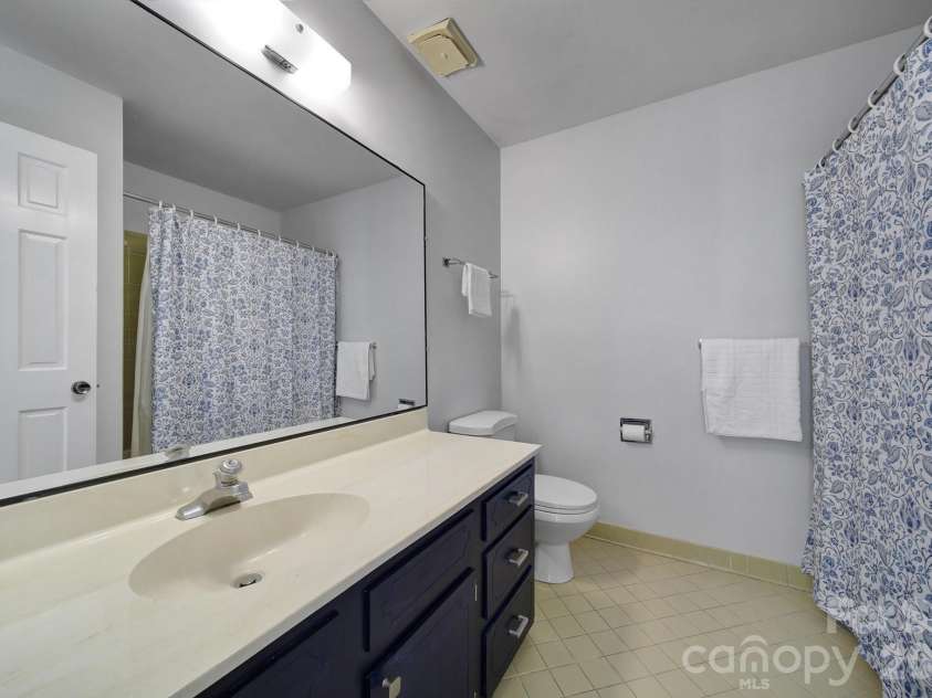2004 Glouchester Circle, Charlotte, NC 28226.  MLS# CAR4436632, YatesRealty ID 58305. 