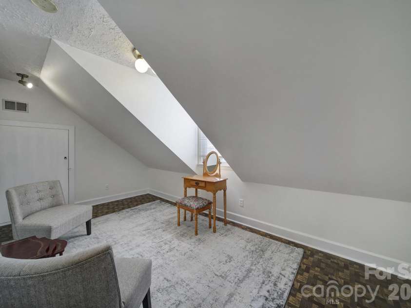 2004 Glouchester Circle, Charlotte, NC 28226.  MLS# CAR4436632, YatesRealty ID 58305. 