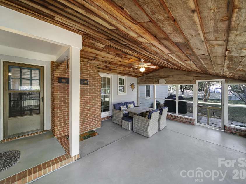 2004 Glouchester Circle, Charlotte, NC 28226.  MLS# CAR4436632, YatesRealty ID 58305. 