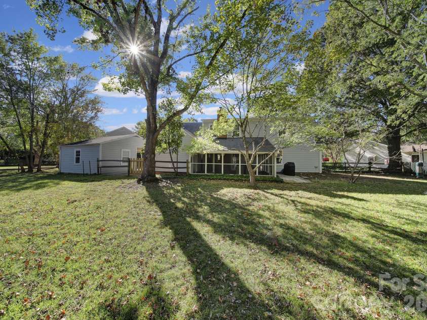 2004 Glouchester Circle, Charlotte, NC 28226.  MLS# CAR4436632, YatesRealty ID 58305. 