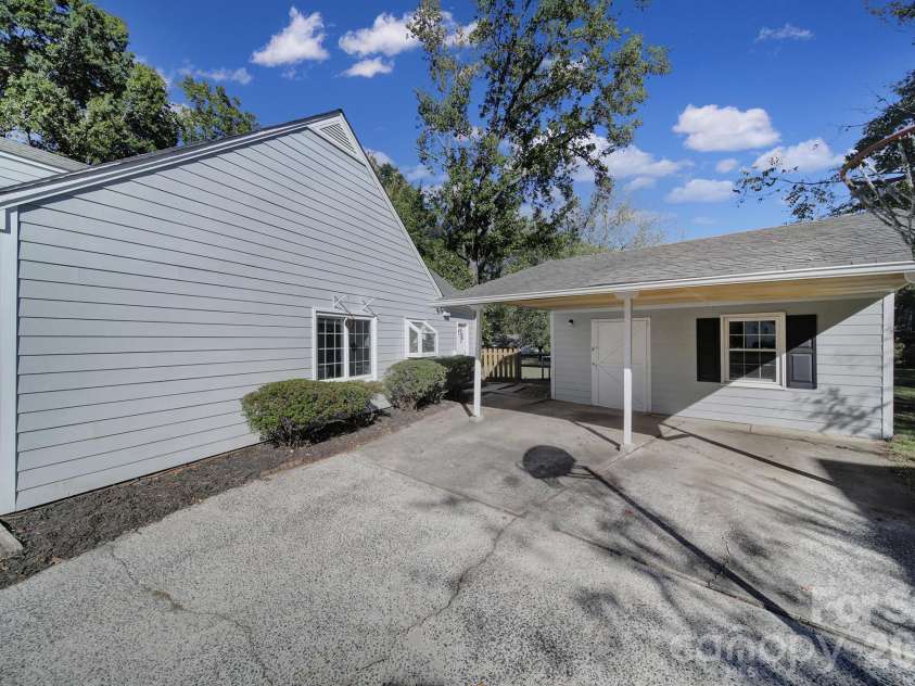 2004 Glouchester Circle, Charlotte, NC 28226.  MLS# CAR4436632, YatesRealty ID 58305. 