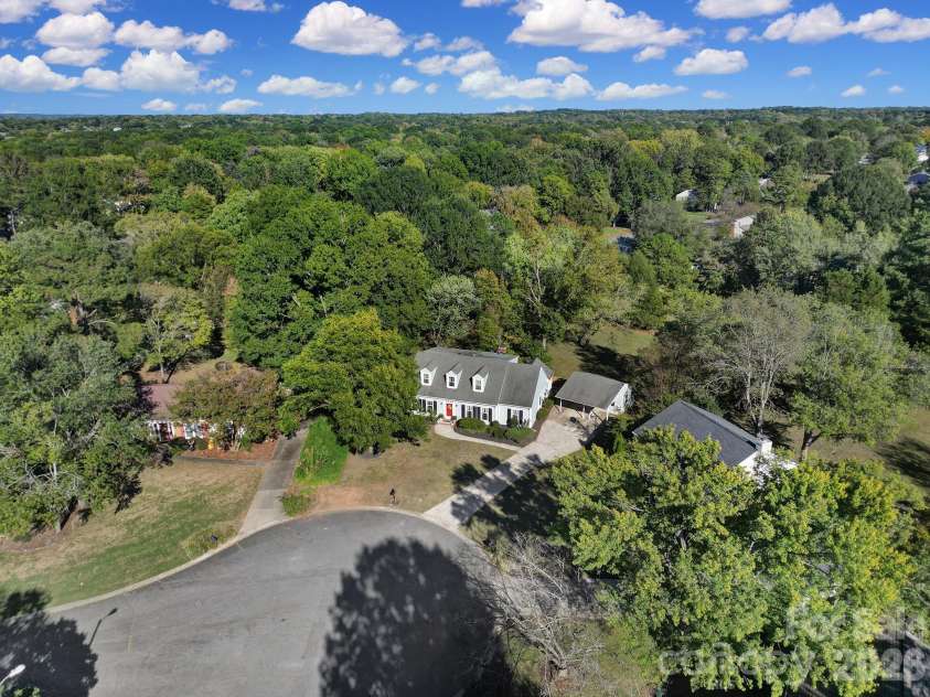 2004 Glouchester Circle, Charlotte, NC 28226.  MLS# CAR4436632, YatesRealty ID 58305. 