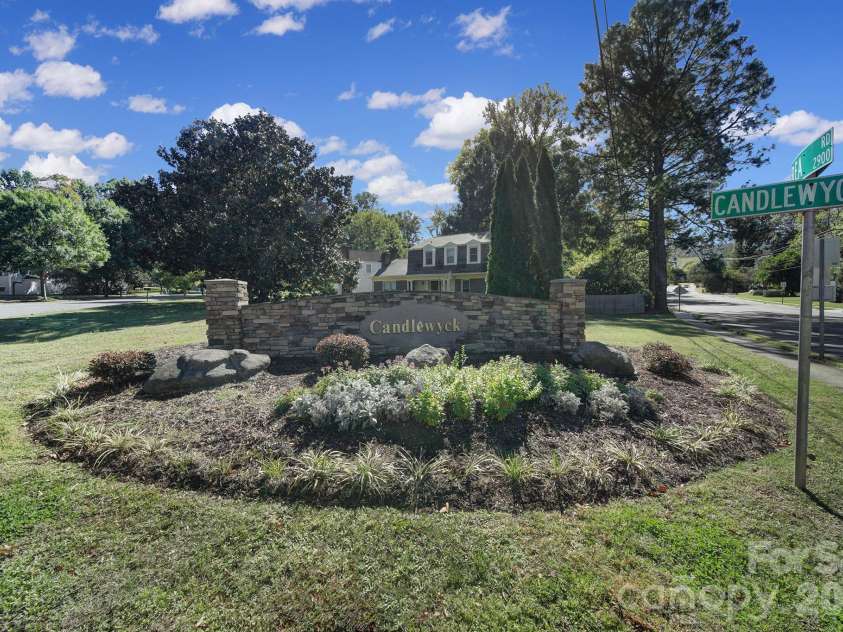 2004 Glouchester Circle, Charlotte, NC 28226.  MLS# CAR4436632, YatesRealty ID 58305. 