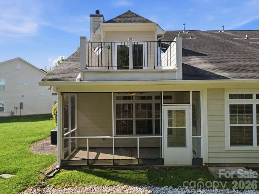 8424 Loxton Circle, Charlotte, NC 28214.  MLS# CAR4435879, YatesRealty ID 58311. 