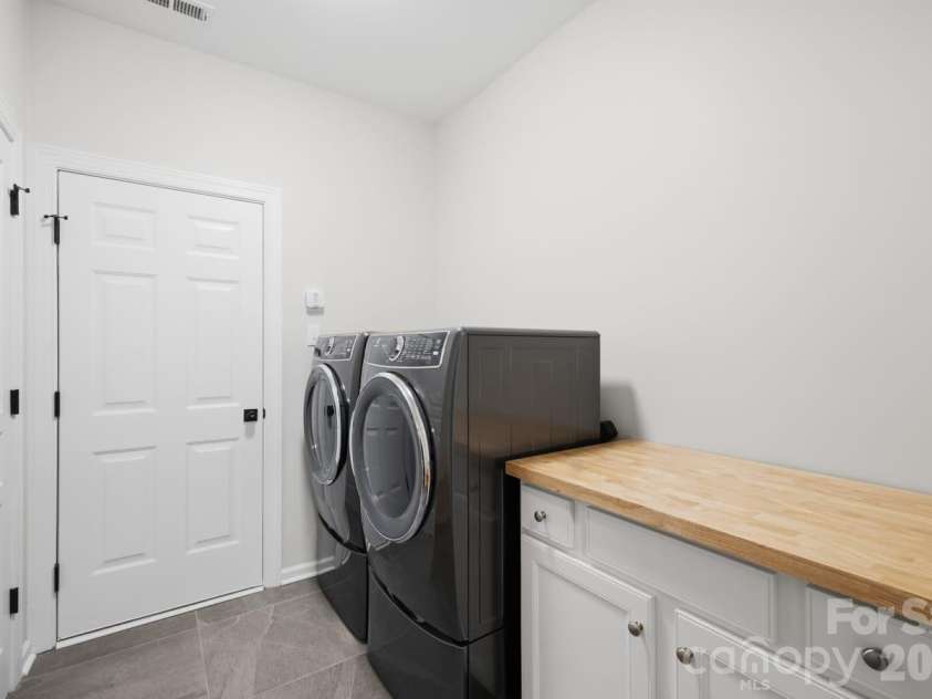 8424 Loxton Circle, Charlotte, NC 28214.  MLS# CAR4435879, YatesRealty ID 58311. 
