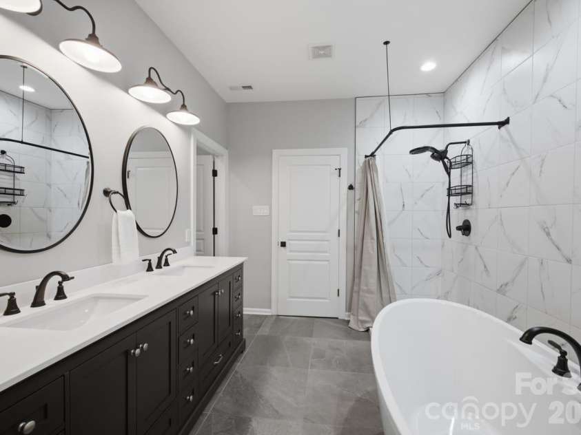 8424 Loxton Circle, Charlotte, NC 28214.  MLS# CAR4435879, YatesRealty ID 58311. 