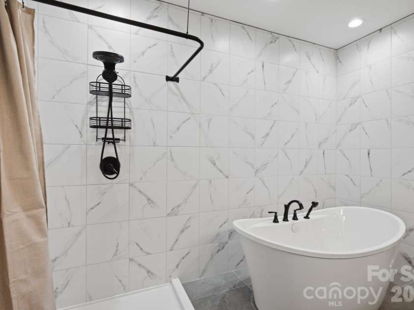 8424 Loxton Circle, Charlotte, NC 28214.  MLS# CAR4435879, YatesRealty ID 58311. 