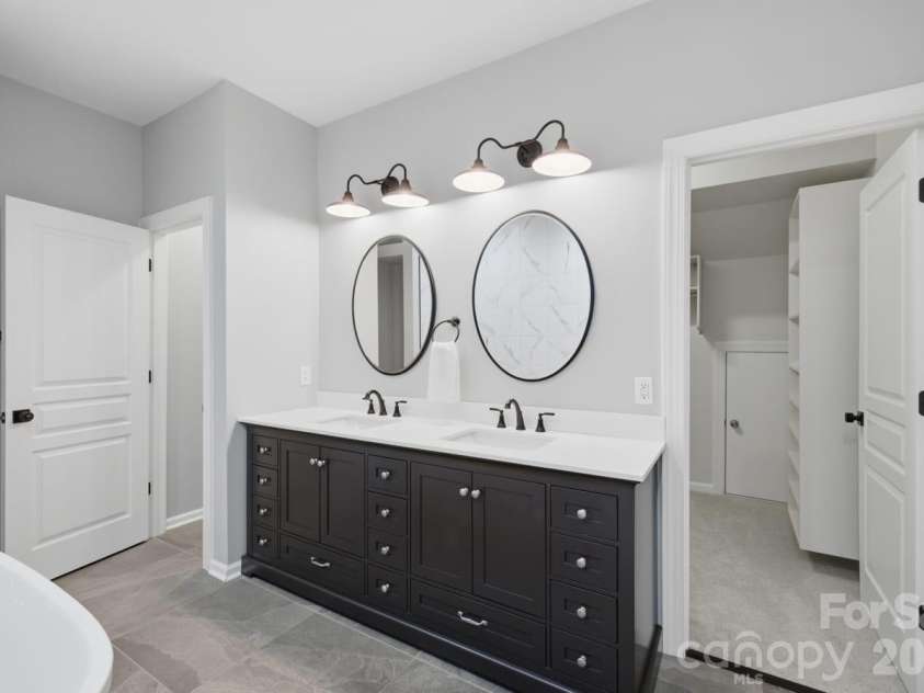 8424 Loxton Circle, Charlotte, NC 28214.  MLS# CAR4435879, YatesRealty ID 58311. 