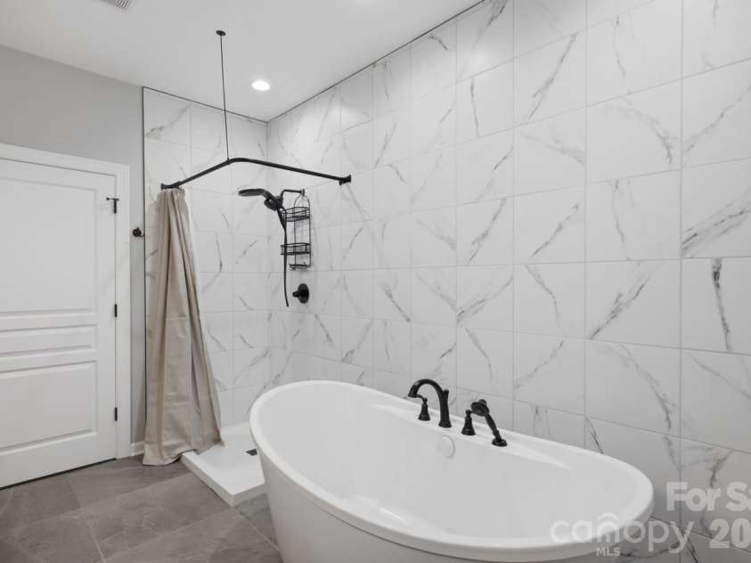 8424 Loxton Circle, Charlotte, NC 28214.  MLS# CAR4435879, YatesRealty ID 58311. 