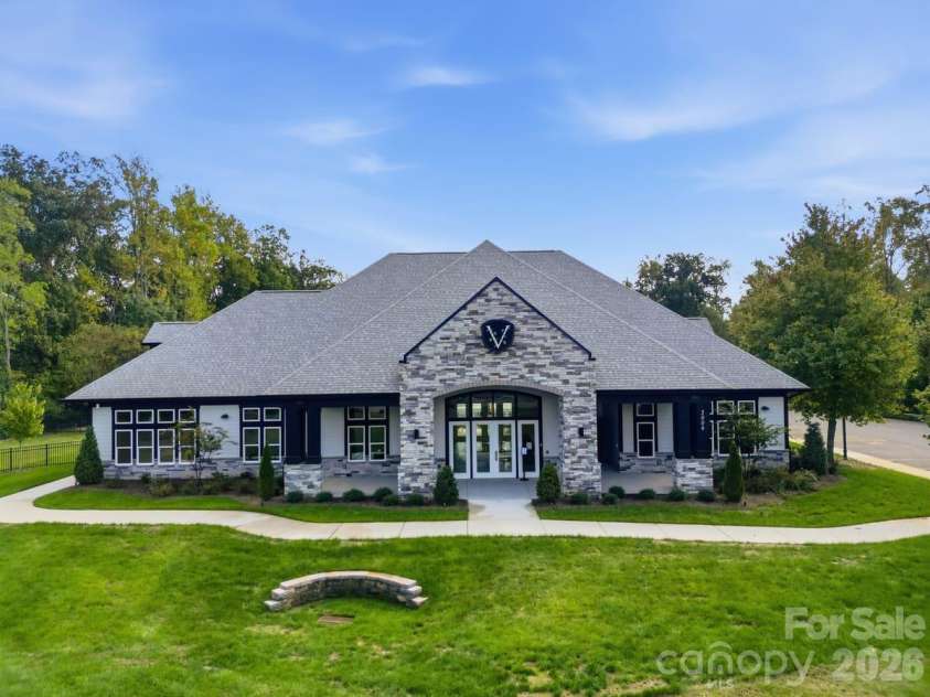 8424 Loxton Circle, Charlotte, NC 28214.  MLS# CAR4435879, YatesRealty ID 58311. 