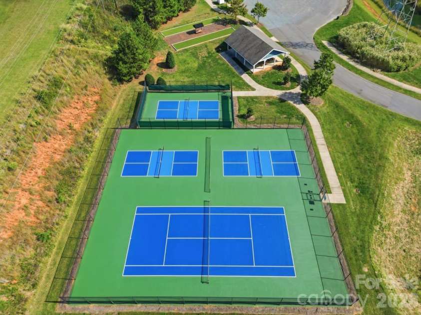 8424 Loxton Circle, Charlotte, NC 28214.  MLS# CAR4435879, YatesRealty ID 58311. 