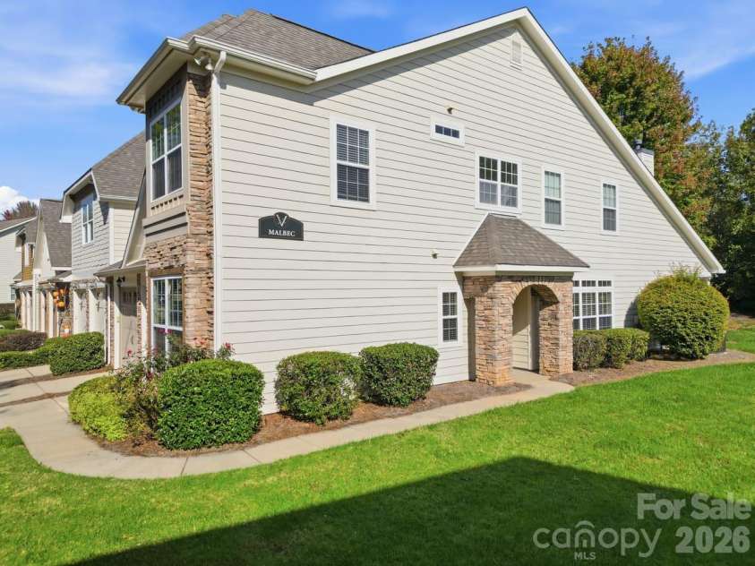 8424 Loxton Circle, Charlotte, NC 28214.  MLS# CAR4435879, YatesRealty ID 58311. 