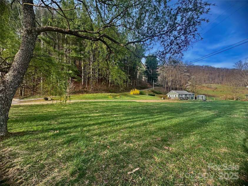 24 Baldridge Drive, Burnsville, NC 28714.  MLS# CAR4240901, YatesRealty ID 5832. 