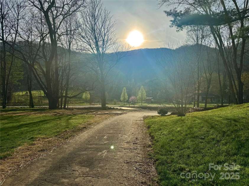 24 Baldridge Drive, Burnsville, NC 28714.  MLS# CAR4240901, YatesRealty ID 5832. 