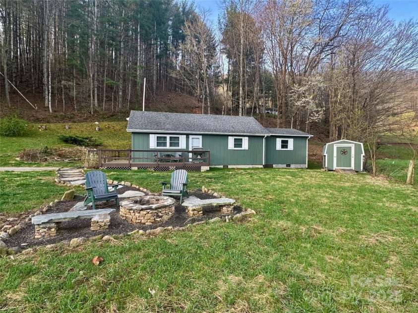 24 Baldridge Drive, Burnsville, NC 28714.  MLS# CAR4240901, YatesRealty ID 5832. 