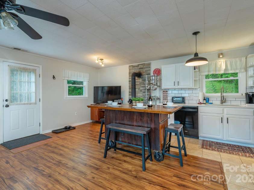 24 Baldridge Drive, Burnsville, NC 28714.  MLS# CAR4240901, YatesRealty ID 5832. 