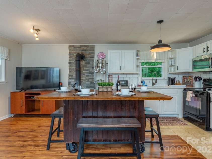 24 Baldridge Drive, Burnsville, NC 28714.  MLS# CAR4240901, YatesRealty ID 5832. 