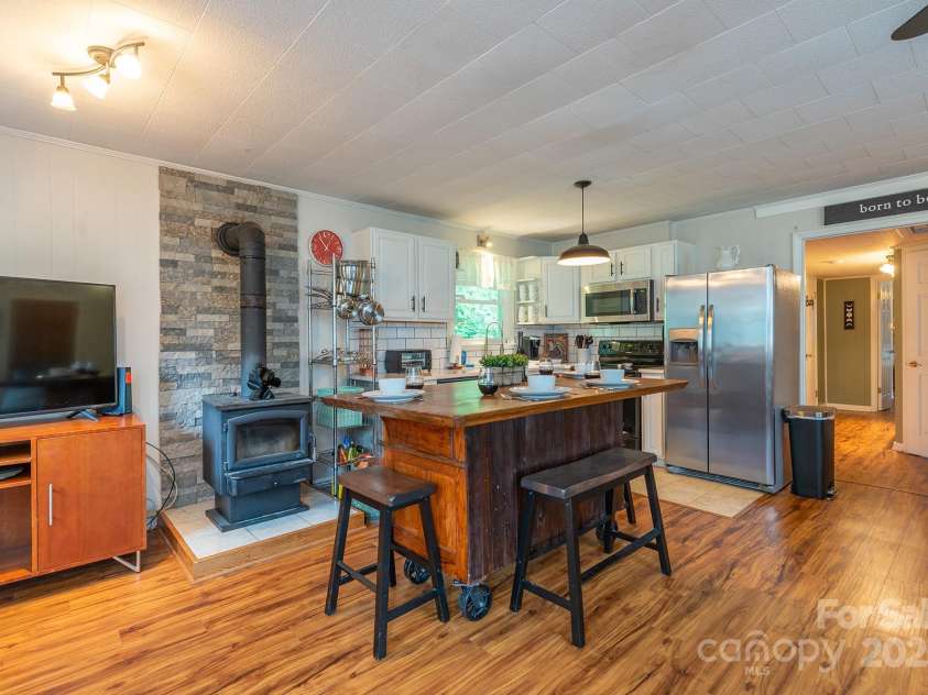 24 Baldridge Drive, Burnsville, NC 28714.  MLS# CAR4240901, YatesRealty ID 5832. 