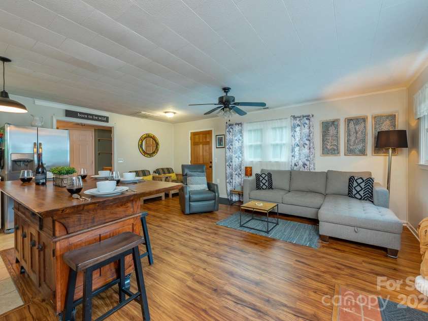 24 Baldridge Drive, Burnsville, NC 28714.  MLS# CAR4240901, YatesRealty ID 5832. 