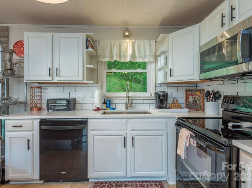 24 Baldridge Drive, Burnsville, NC 28714.  MLS# CAR4240901, YatesRealty ID 5832. 