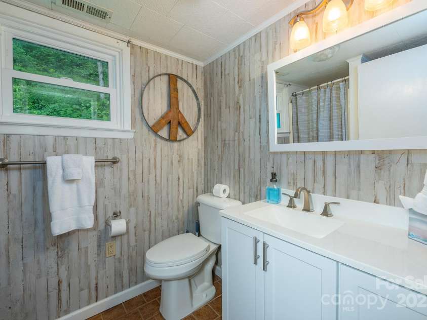 24 Baldridge Drive, Burnsville, NC 28714.  MLS# CAR4240901, YatesRealty ID 5832. 