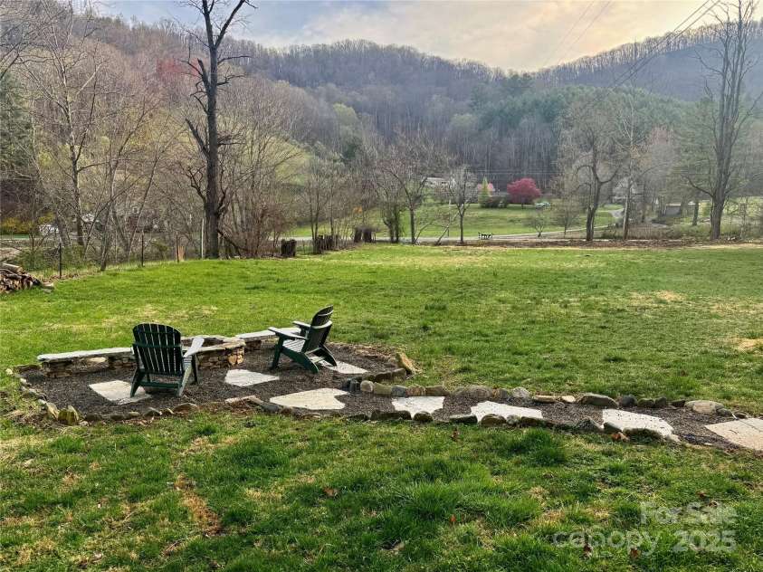 24 Baldridge Drive, Burnsville, NC 28714.  MLS# CAR4240901, YatesRealty ID 5832. 