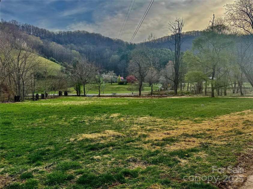 24 Baldridge Drive, Burnsville, NC 28714.  MLS# CAR4240901, YatesRealty ID 5832. 
