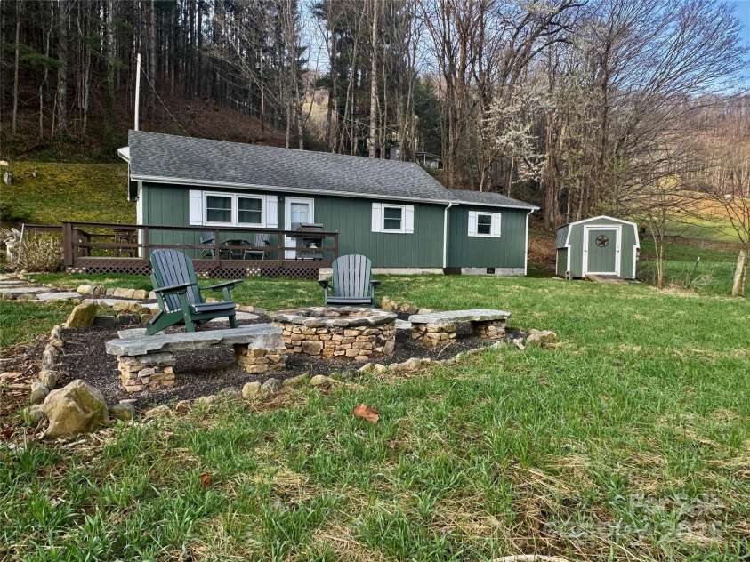 24 Baldridge Drive, Burnsville, NC 28714.  MLS# CAR4240901, YatesRealty ID 5832. 
