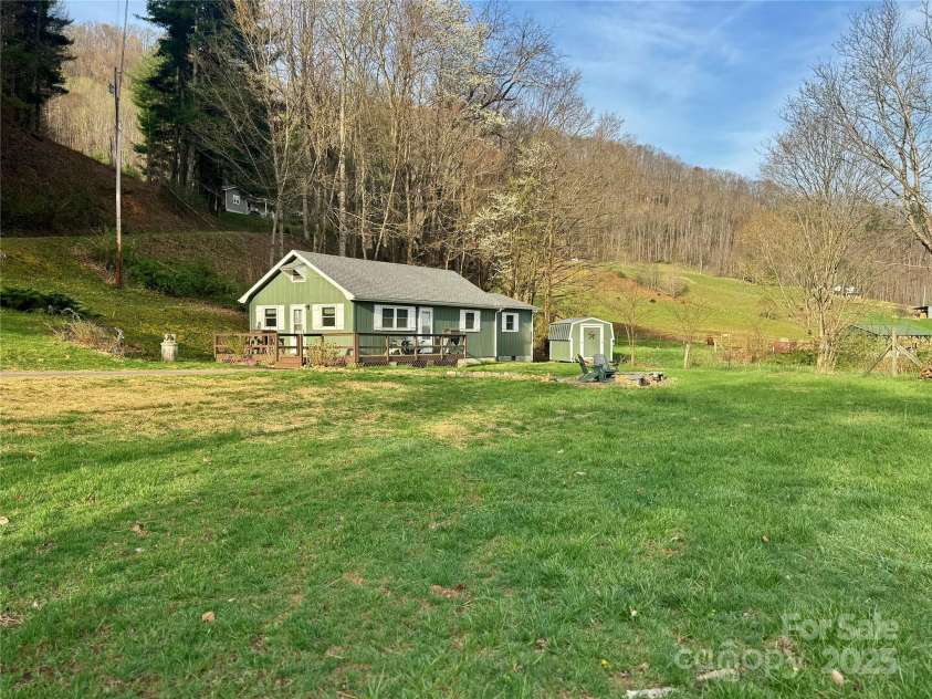 24 Baldridge Drive, Burnsville, NC 28714.  MLS# CAR4240901, YatesRealty ID 5832. 